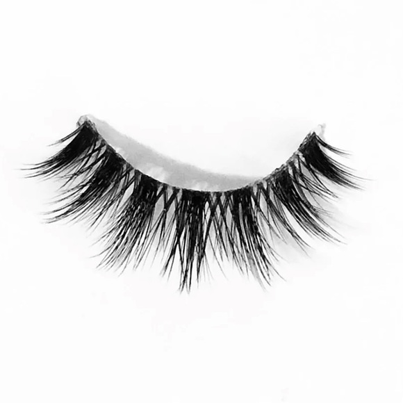 ✨🆕💖AMY JUNE LASHES, LIZZY 3D INVISIBLE BAND SILK EYELASHES💖 - Picture 3 of 4